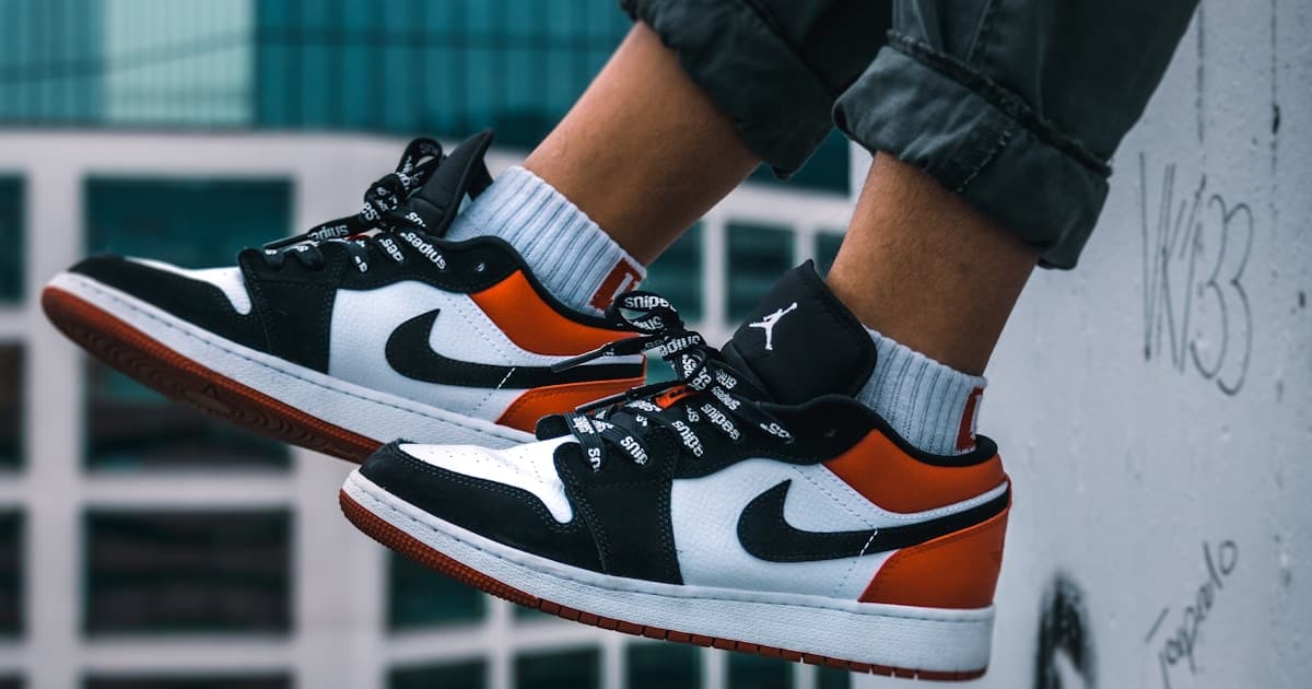 A Discord server interface showing a cook group with monitor alerts, release guides, and community discussion channels.